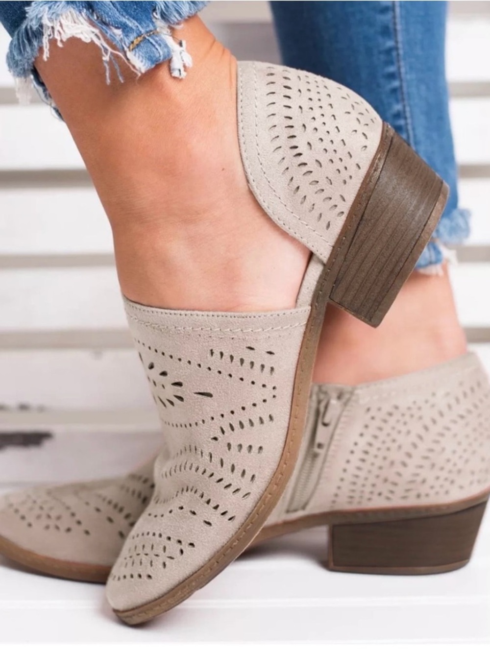 Not Rated Women's Anouk Bootie Laser Cut Zippered Size 8.5 GUC